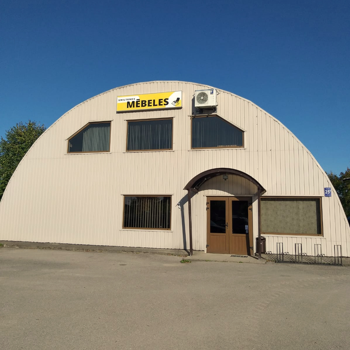 Smiltenes mēbeles angāra fasāde